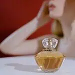 Czym jest piramida zapachowa perfum? Jakie nuty zapachowe są w perfumach?
