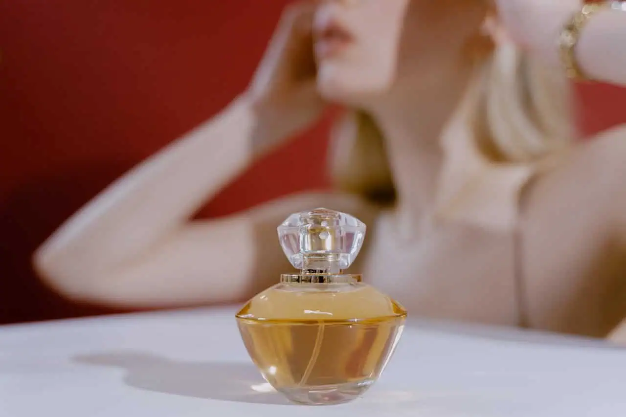Czym jest piramida zapachowa perfum? Jakie nuty zapachowe są w perfumach?