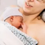 Pierwsze dni po porodzie – praktyczne wskazówki dla mam