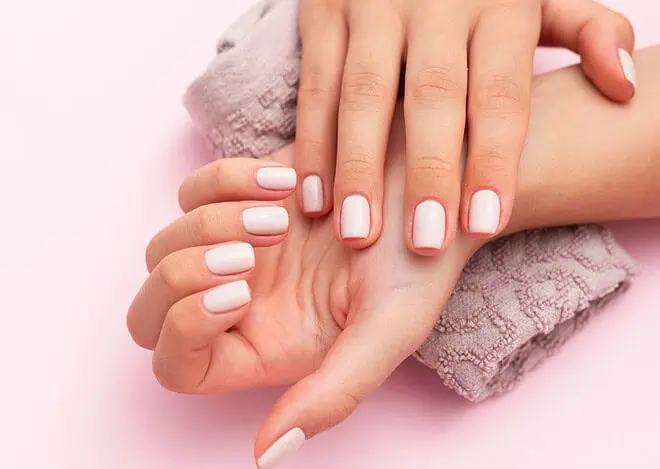 Jak przedłużyć trwałość manicure wykonanego zwykłym lakierem?
