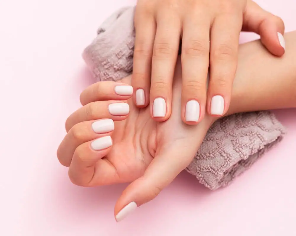 Jak przedłużyć trwałość manicure wykonanego zwykłym lakierem?