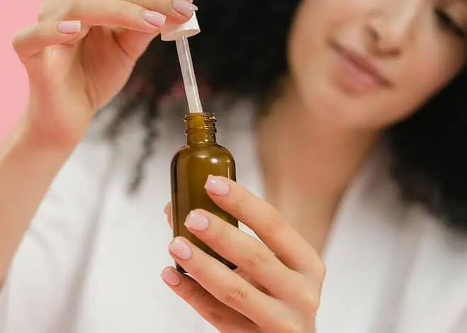 Jak wybrać serum pod oczy dla skóry wrażliwej i z naczynkami?