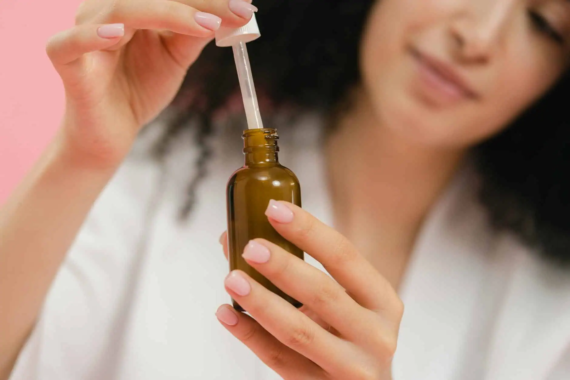 Jak wybrać serum pod oczy dla skóry wrażliwej i z naczynkami?