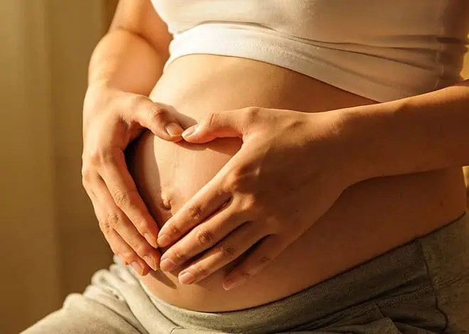Pielęgnacja skóry wrażliwej w ciąży i po porodzie – co jest bezpieczne dla mamy?