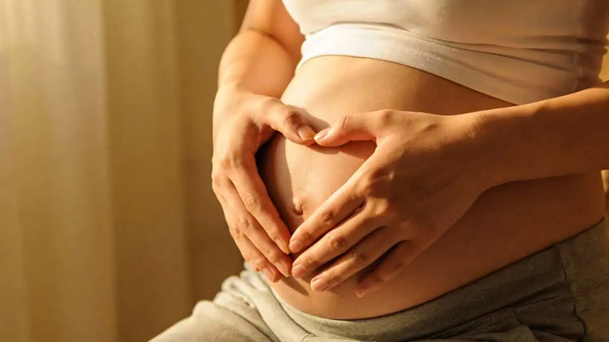 Pielęgnacja skóry wrażliwej w ciąży i po porodzie – co jest bezpieczne dla mamy?