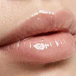 Peeling do ust i błyszczyk – jak je łączyć, żeby usta były gładkie i wyglądały lepiej bez konturówki?