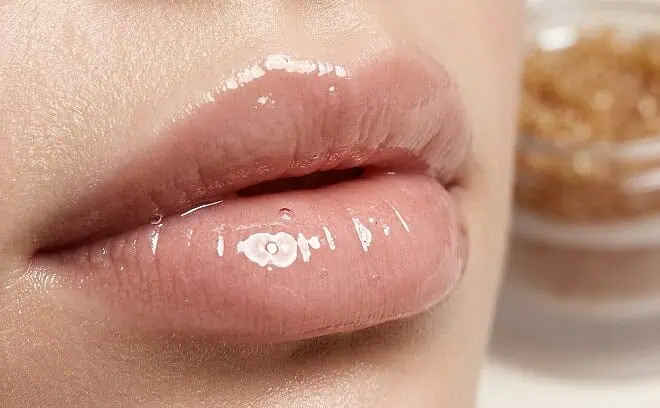 Peeling do ust i błyszczyk – jak je łączyć, żeby usta były gładkie i wyglądały lepiej bez konturówki?