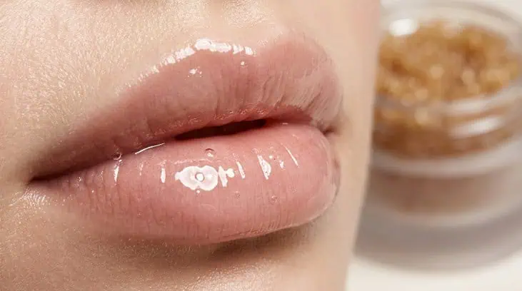 Peeling do ust i błyszczyk – jak je łączyć, żeby usta były gładkie i wyglądały lepiej bez konturówki?
