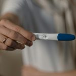 Kiedy i jak wykonać test ciążowy? Przewodnik po diagnostyce dla przyszłych mam